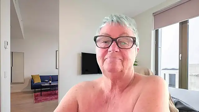 GrannyChrissy68 online show from May 2026 01:37:02 PM