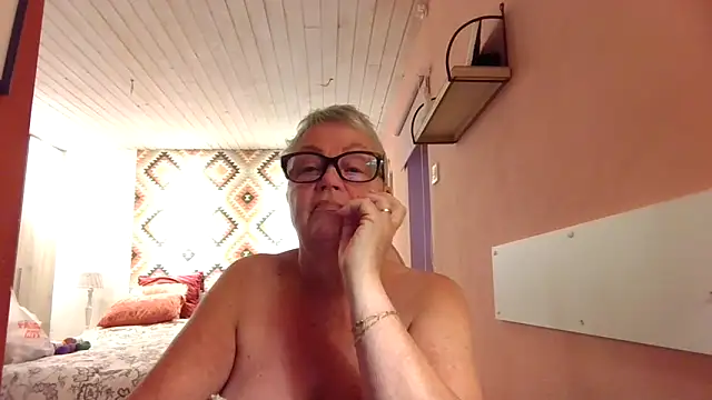 GrannyChrissy68 online show from November 2025 03:00:02 PM