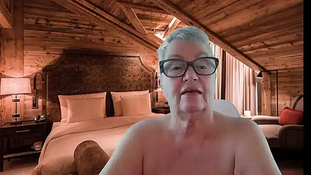 GrannyChrissy68 online show from December 2025 10:26:02 PM