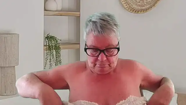 GrannyChrissy68 online show from May 2026 09:18:01 PM