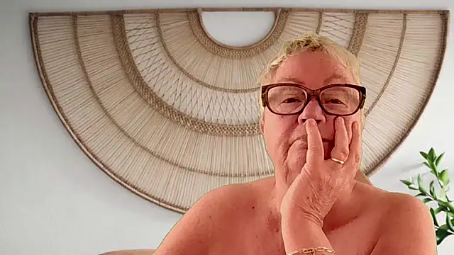 GrannyChrissy68 online show from April 2026 01:04:02 PM