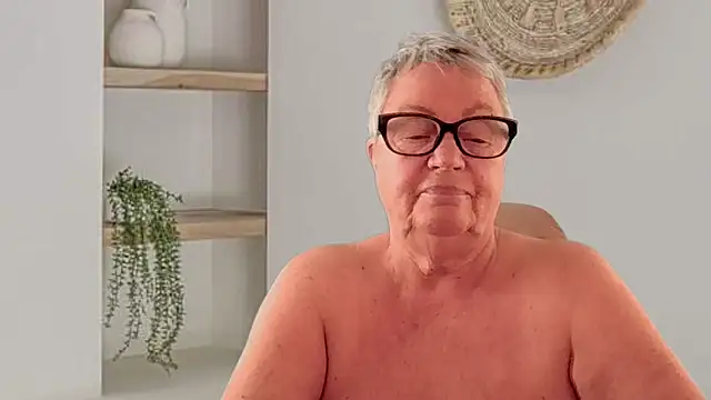 GrannyChrissy68 online show from May 2026 12:44:01 PM