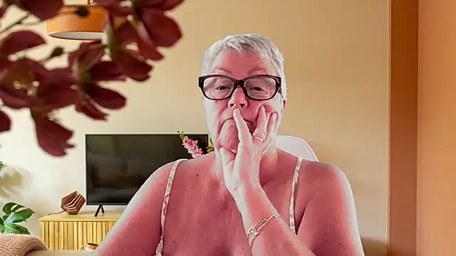 GrannyChrissy68 online show from February 2026 05:43:01 PM