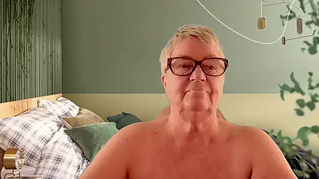 GrannyChrissy68 online show from March 2026 01:21:01 PM