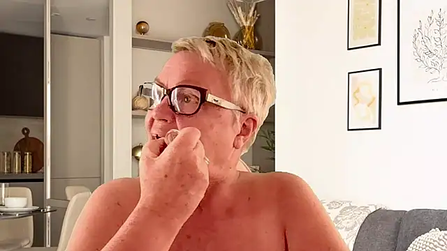 GrannyChrissy68 online show from April 2026 05:03:01 PM