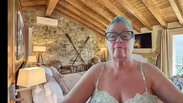 GrannyChrissy68 online show from December 2025 02:41:02 PM