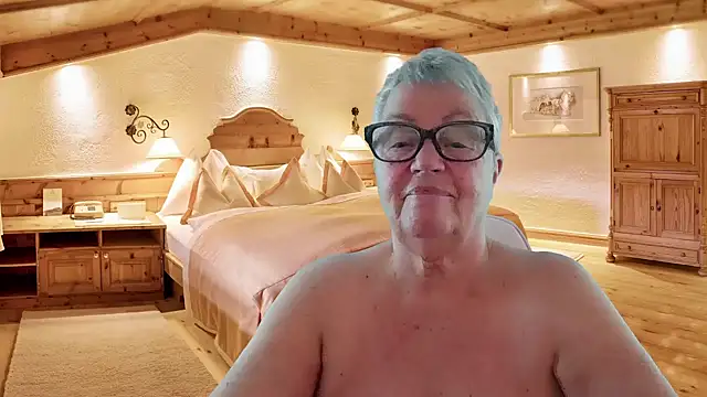 GrannyChrissy68 online show from December 2025 08:35:02 PM
