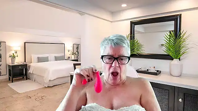 GrannyChrissy68 online show from December 2025 02:50:01 PM