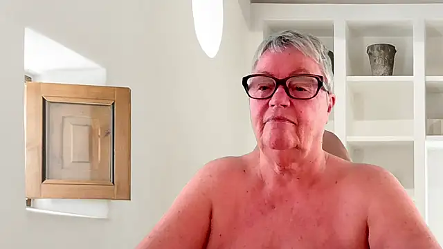 GrannyChrissy68 online show from June 2026 01:11:02 PM