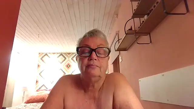GrannyChrissy68 online show from December 2025 03:00:01 PM