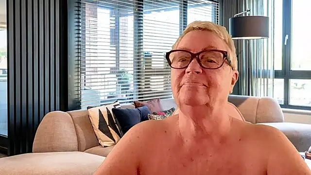 GrannyChrissy68 online show from April 2026 01:28:02 PM