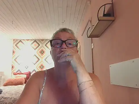 GrannyChrissy68 online show from November 2025 03:16:02 PM
