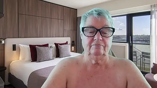 GrannyChrissy68 online show from June 2026 12:32:01 PM