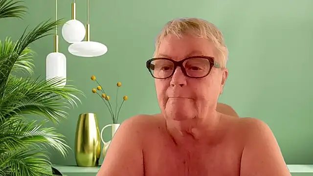 GrannyChrissy68 online show from March 2026 01:33:01 PM