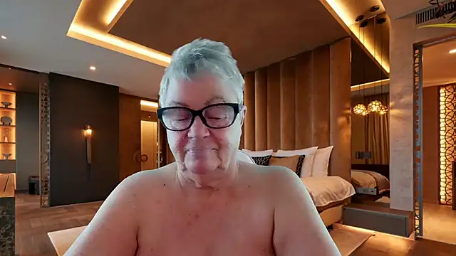 GrannyChrissy68 online show from December 2025 01:04:02 PM
