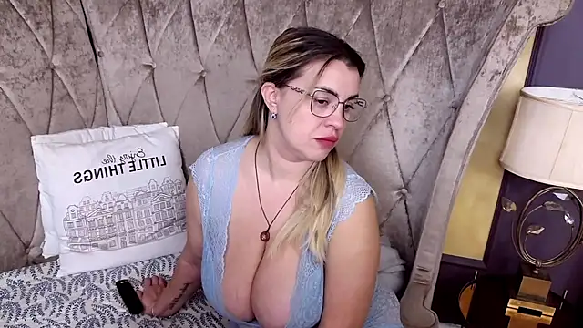 Snapshot of BustyGizelle chatting on February 2026 09:37:02 PM BustyGizelle online show from February 2026 09:37:02 PM