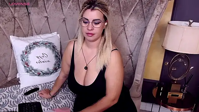 Snapshot of BustyGizelle chatting on November 2025 06:39:02 AM BustyGizelle online show from November 2025 06:39:02 AM