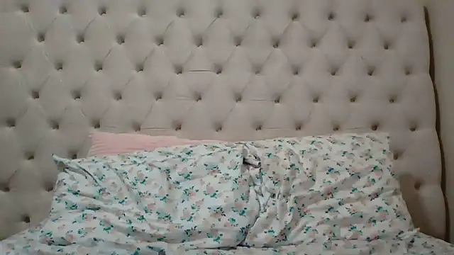 Snapshot of beautylovess chatting on February 2026 11:44:02 PM beautylovess online show from February 2026 11:44:02 PM