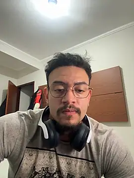 Snapshot of YhagoViana chatting on October 2025 04:57:02 AM YhagoViana online show from October 2025 04:57:02 AM