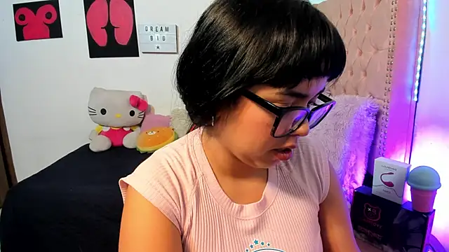 Snapshot of LillyCandy chatting on February 2026 12:21:02 AM LillyCandy online show from February 2026 12:21:02 AM