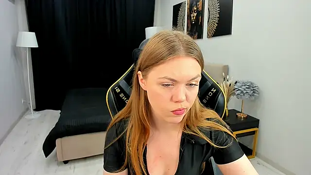 Strawberrye online show from November 2025 03:28:02 AM