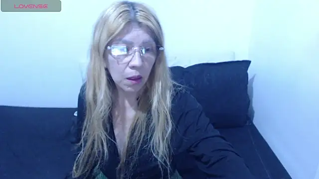 Snapshot of Dulce-Bella chatting on June 2026 08:40:02 PM Dulce-Bella online show from June 2026 08:40:02 PM