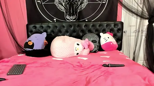 Snapshot of EVILYN chatting on January 2025 12:57:02 AM EVILYN online show from January 2025 12:57:02 AM