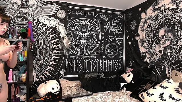 EVILYN online show from March 2026 06:19:02 PM