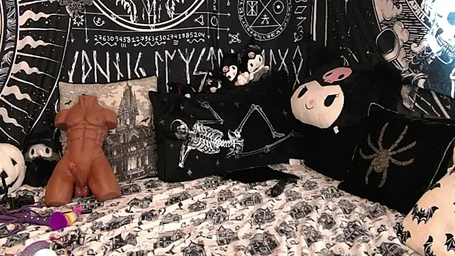 EVILYN online show from February 2026 07:00:02 PM