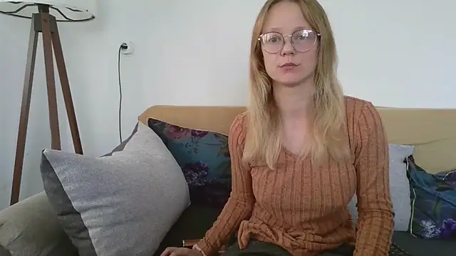 Snapshot of little-leni chatting on October 2025 08:58:02 AM little-leni online show from October 2025 08:58:02 AM