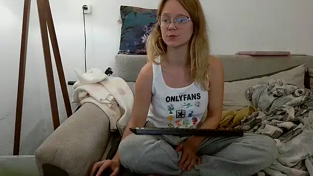 Snapshot of little-leni chatting on September 2025 08:48:01 PM little-leni online show from September 2025 08:48:01 PM