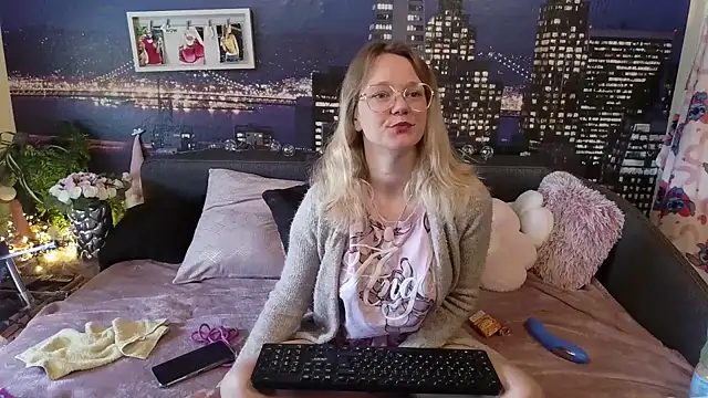 Snapshot of little-leni chatting on March 2025 11:12:02 AM little-leni online show from March 2025 11:12:02 AM