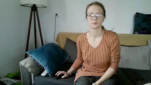 Snapshot of little-leni chatting on December 2025 08:20:01 AM little-leni online show from December 2025 08:20:01 AM