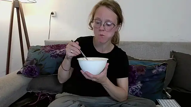 little-leni online show from April 2026 08:38:01 PM