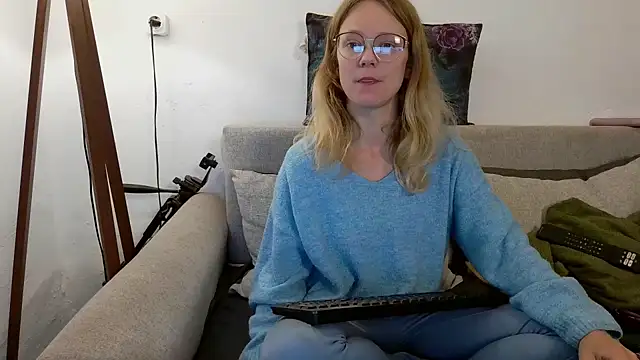 Snapshot of little-leni chatting on September 2025 08:27:01 PM little-leni online show from September 2025 08:27:01 PM