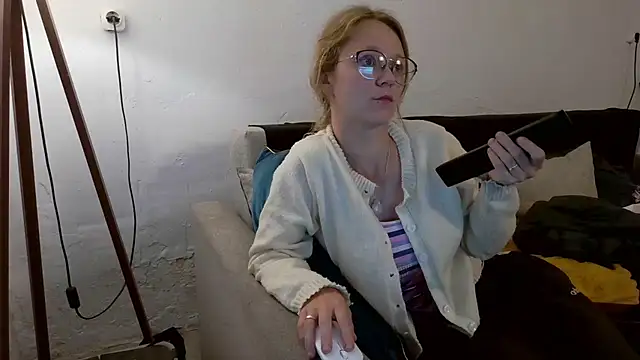 Snapshot of little-leni chatting on June 2026 07:14:01 PM little-leni online show from June 2026 07:14:01 PM