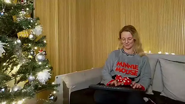 Snapshot of little-leni chatting on December 2024 09:18:02 PM little-leni online show from December 2024 09:18:02 PM