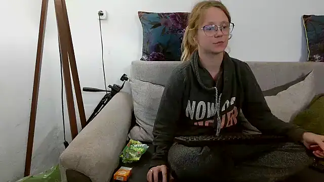 Snapshot of little-leni chatting on October 2025 08:13:02 PM little-leni online show from October 2025 08:13:02 PM