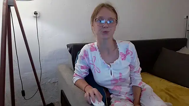 Snapshot of little-leni chatting on June 2026 08:14:02 PM little-leni online show from June 2026 08:14:02 PM