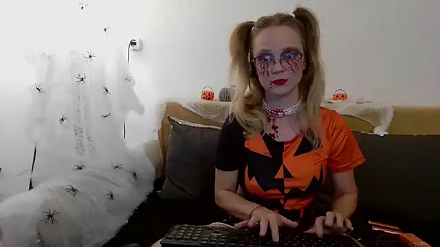 Snapshot of little-leni chatting on October 2025 08:49:02 PM little-leni online show from October 2025 08:49:02 PM