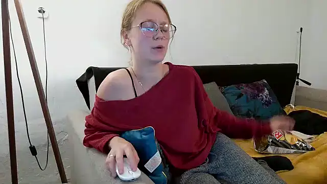Snapshot of little-leni chatting on May 2026 08:45:01 PM little-leni online show from May 2026 08:45:01 PM