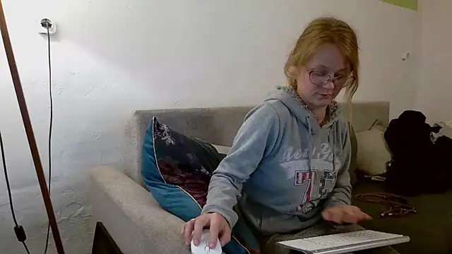 Snapshot of little-leni chatting on May 2026 07:30:01 PM little-leni online show from May 2026 07:30:01 PM