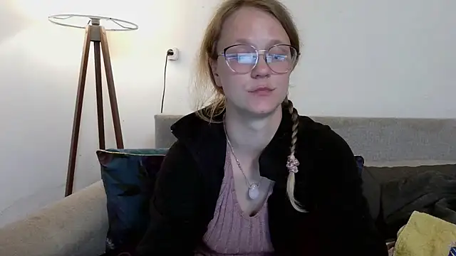 little-leni online show from April 2026 08:45:02 PM