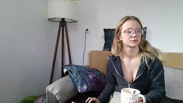 Snapshot of little-leni chatting on November 2025 11:21:02 AM little-leni online show from November 2025 11:21:02 AM