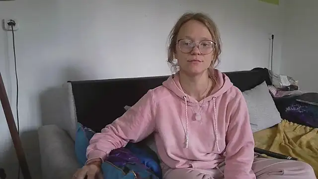 Snapshot of little-leni chatting on May 2026 07:15:02 AM little-leni online show from May 2026 07:15:02 AM