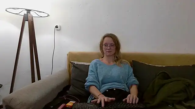 Snapshot of little-leni chatting on November 2025 07:52:02 PM little-leni online show from November 2025 07:52:02 PM