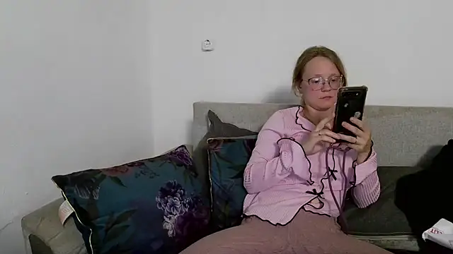 little-leni online show from April 2026 07:58:02 PM