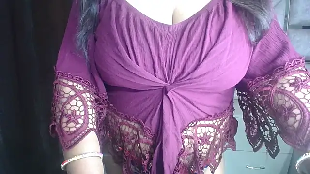 Shanvi  online show from November 2025 01:58:01 PM