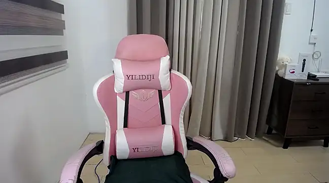 Snapshot of Bombshell_Ashy chatting on March 2025 02:16:02 AM Bombshell Ashy online show from March 2025 02:16:02 AM