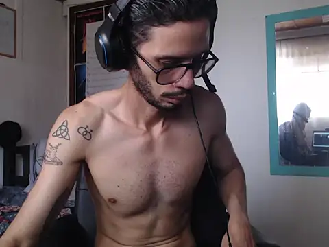 Snapshot of alisterxxx chatting on May 2026 04:02:02 PM alisterxxx online show from May 2026 04:02:02 PM